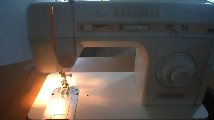 Máquina de Costura Singer(precisa de ajuste)