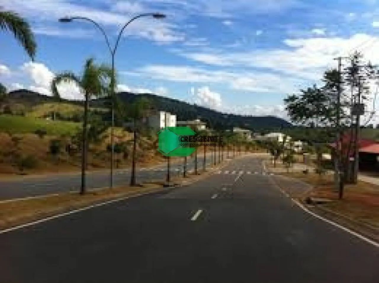Sobrado em condomínio para venda e locação ao lado do Shopping , em Bragança Paulista.