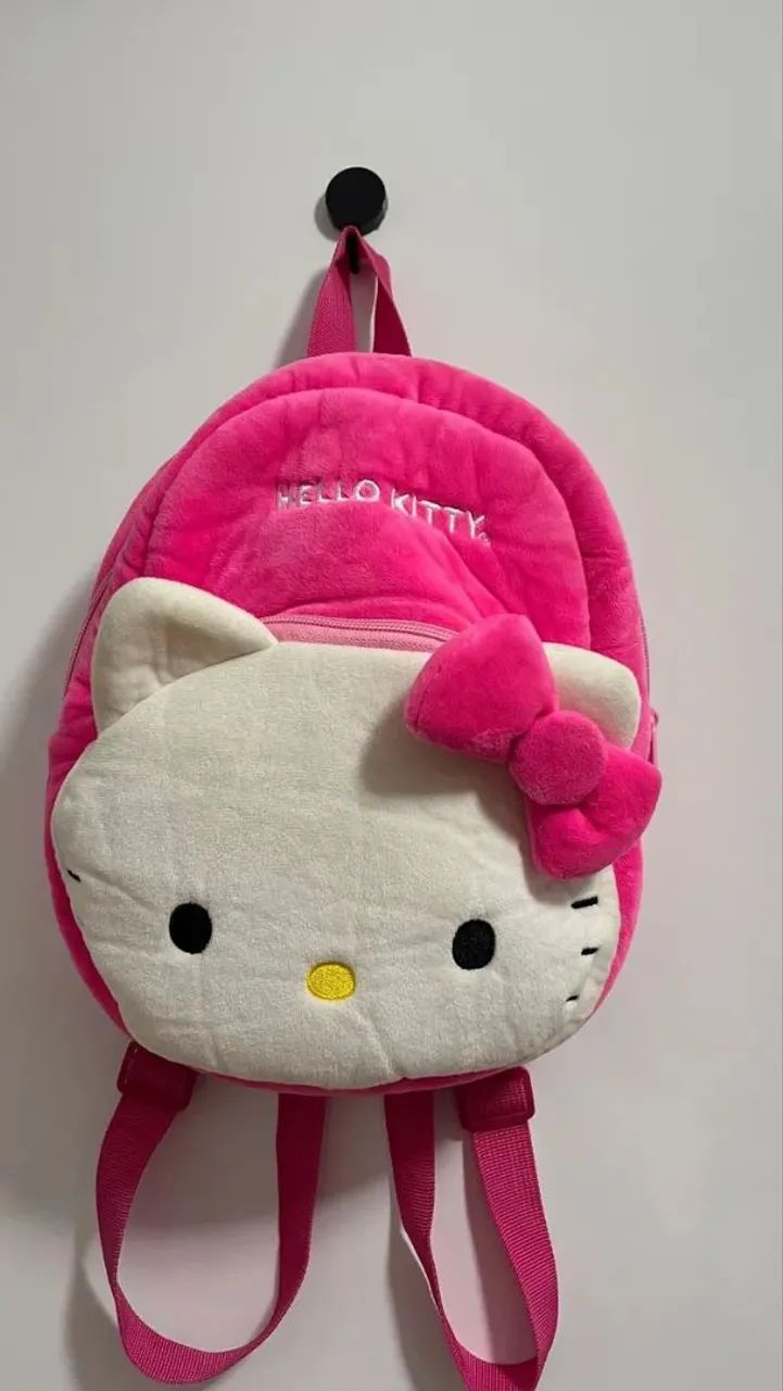 Mochila da hello kitty SEMI NOVA de pelucia - Foto 2