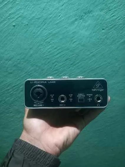 Interface de áudio behringer u-phoria um2