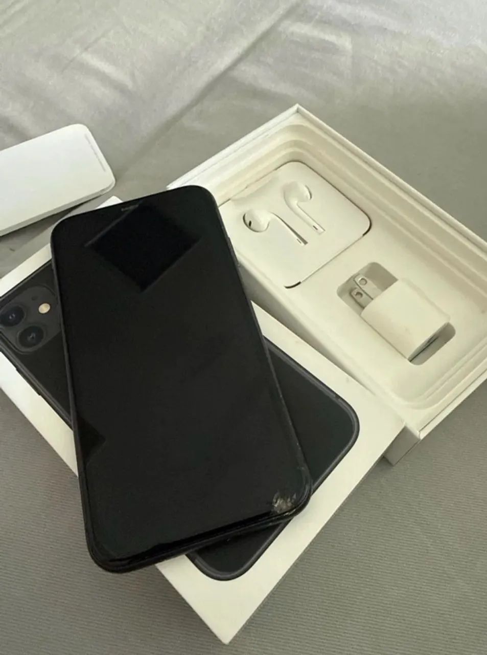 iPhone 11, preto. 64 GB. Tela trincada - Foto 2
