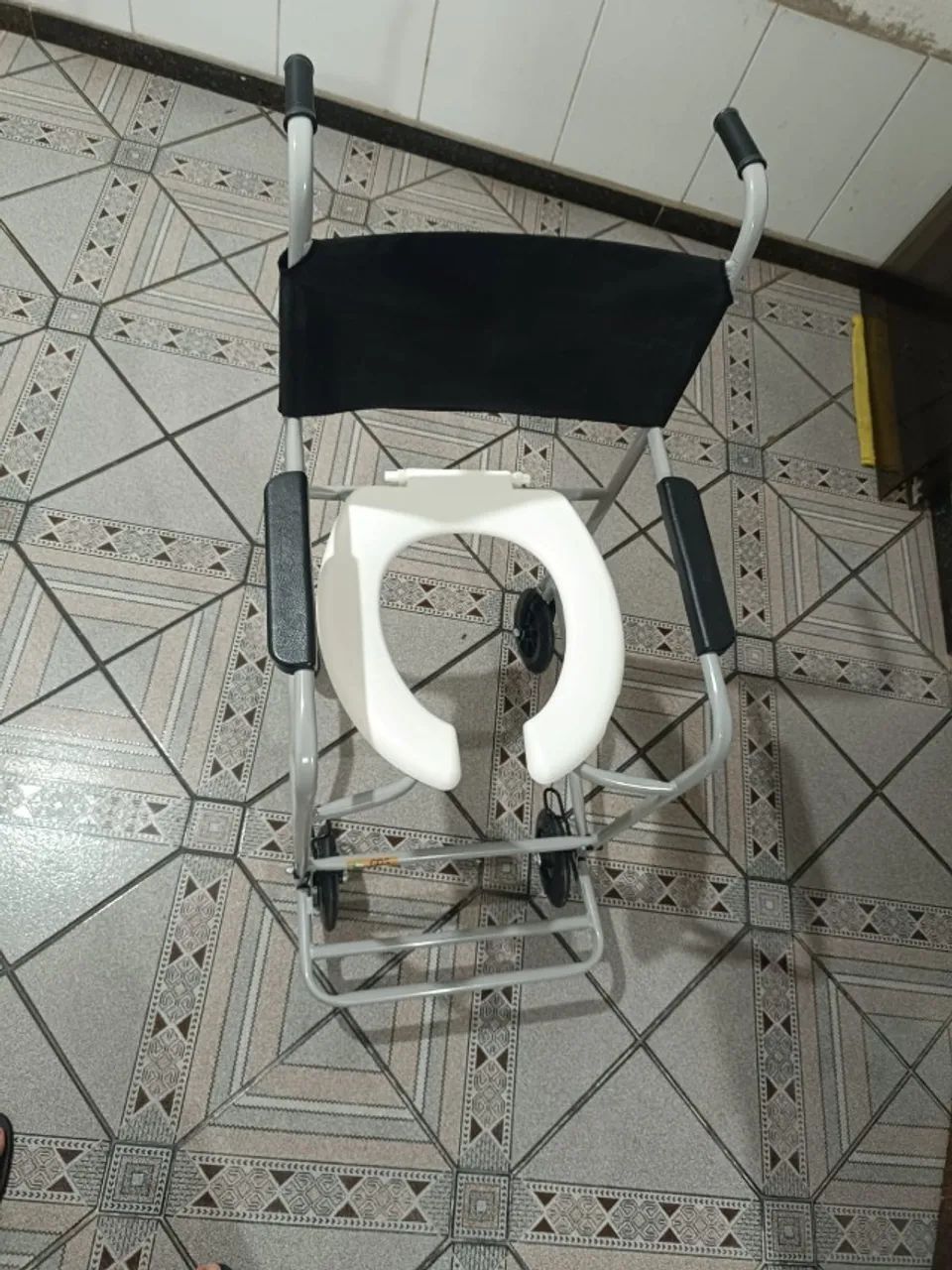 Cadeira de Rodas CDS Banho Modelo 201 Banho e Sanitário Adulto