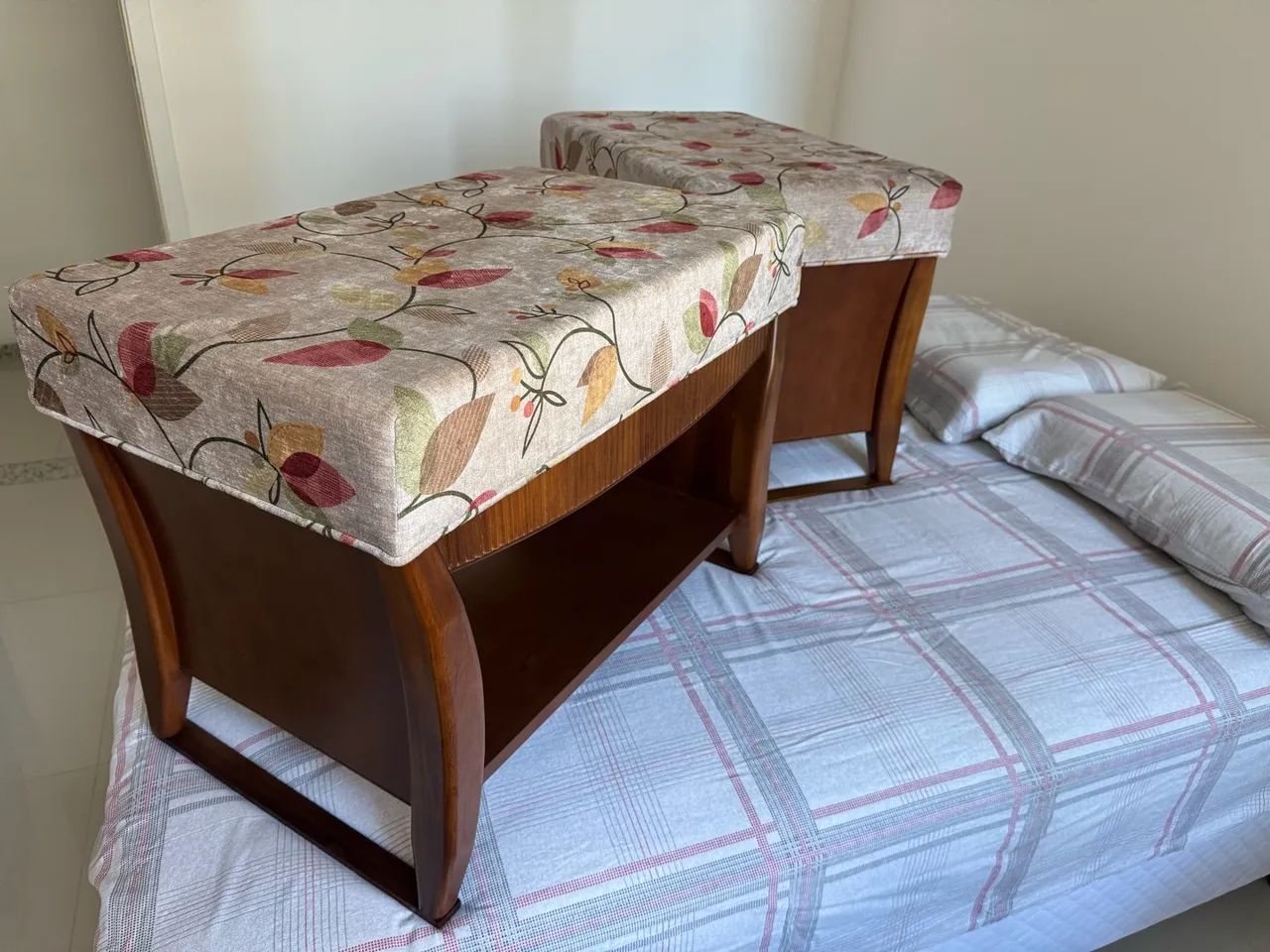 Puff Estofado em Madeira - Kit com 2 unidades - Foto 2
