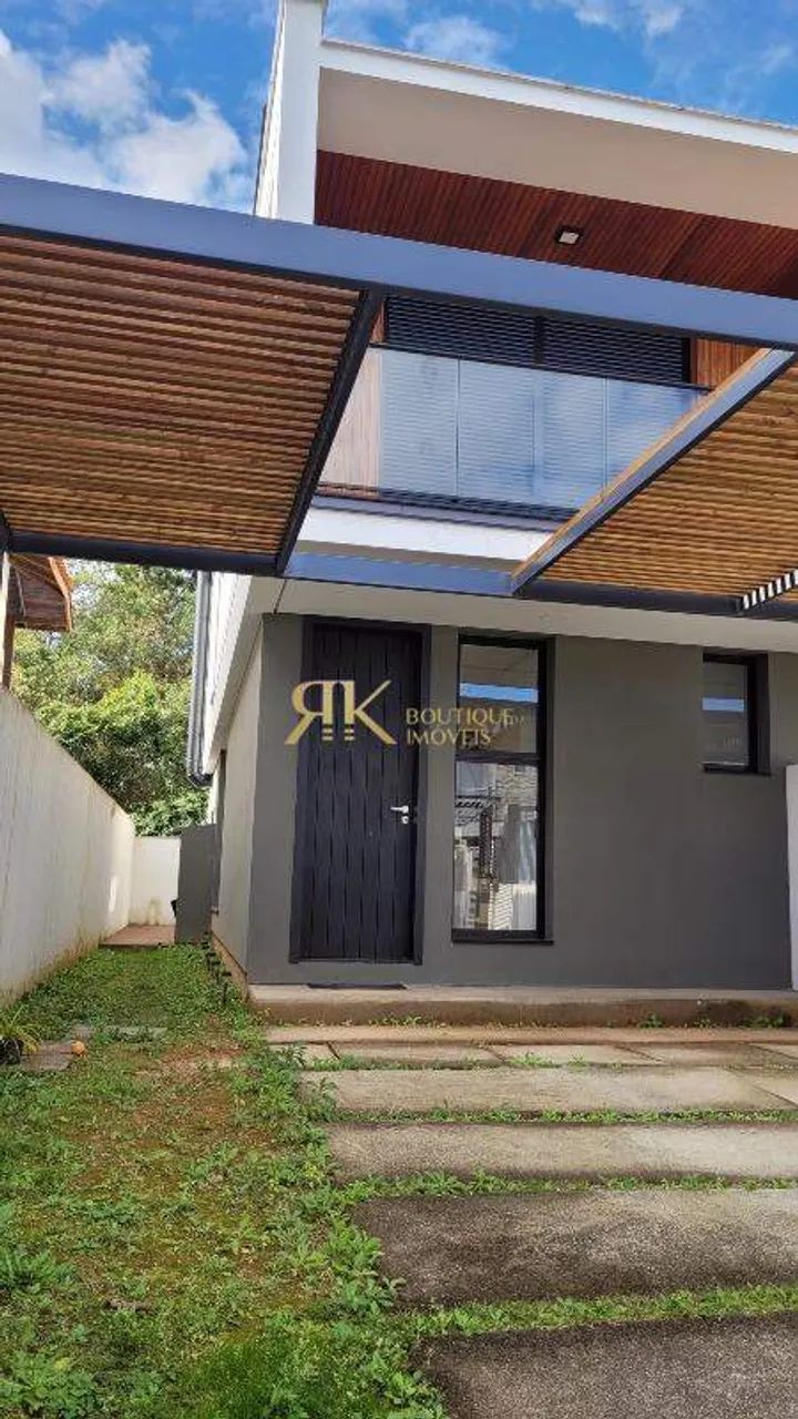 Casa nova localizada em rua larga e de fácil acesso ao comercio local. Localização Privile