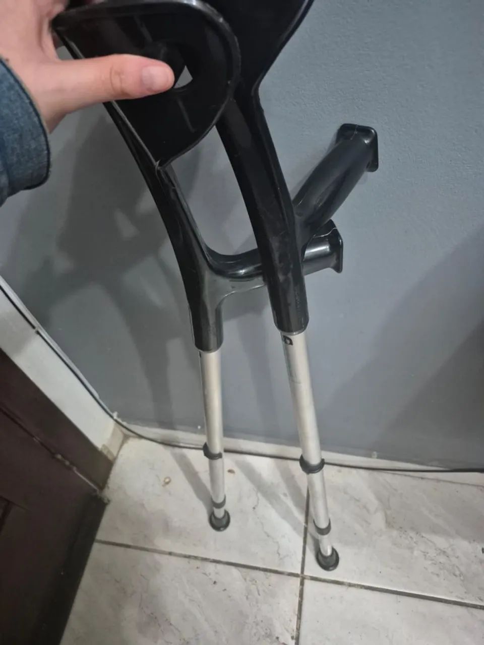 Par de muletas auxiliares canadense (até 150 kg) - usadas e reguláveis - Foto 3