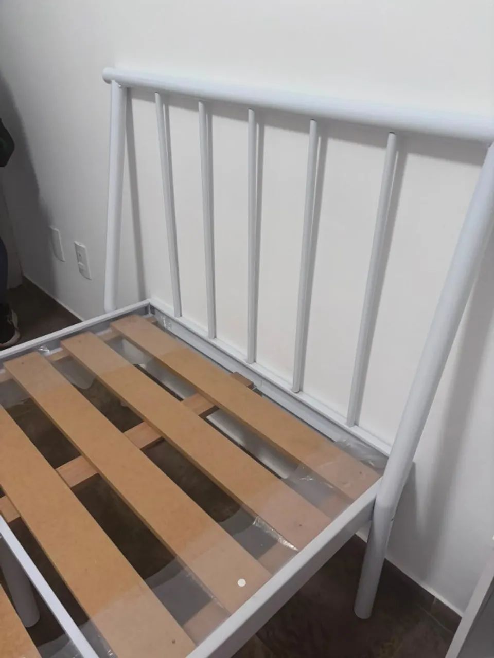 Cama de Solteiro Branca com Estrado de Madeira - Ótimo Estado - Foto 2