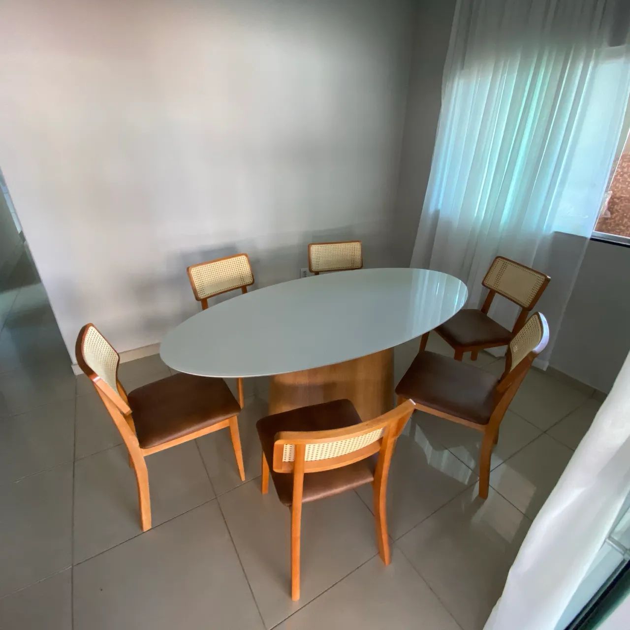 Conjunto de cadeiras e mesa oval madeira maciça  - Foto 2