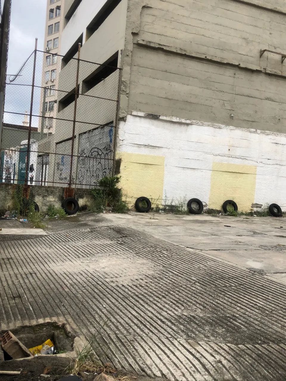 Terreno com estacionamento funcionando 