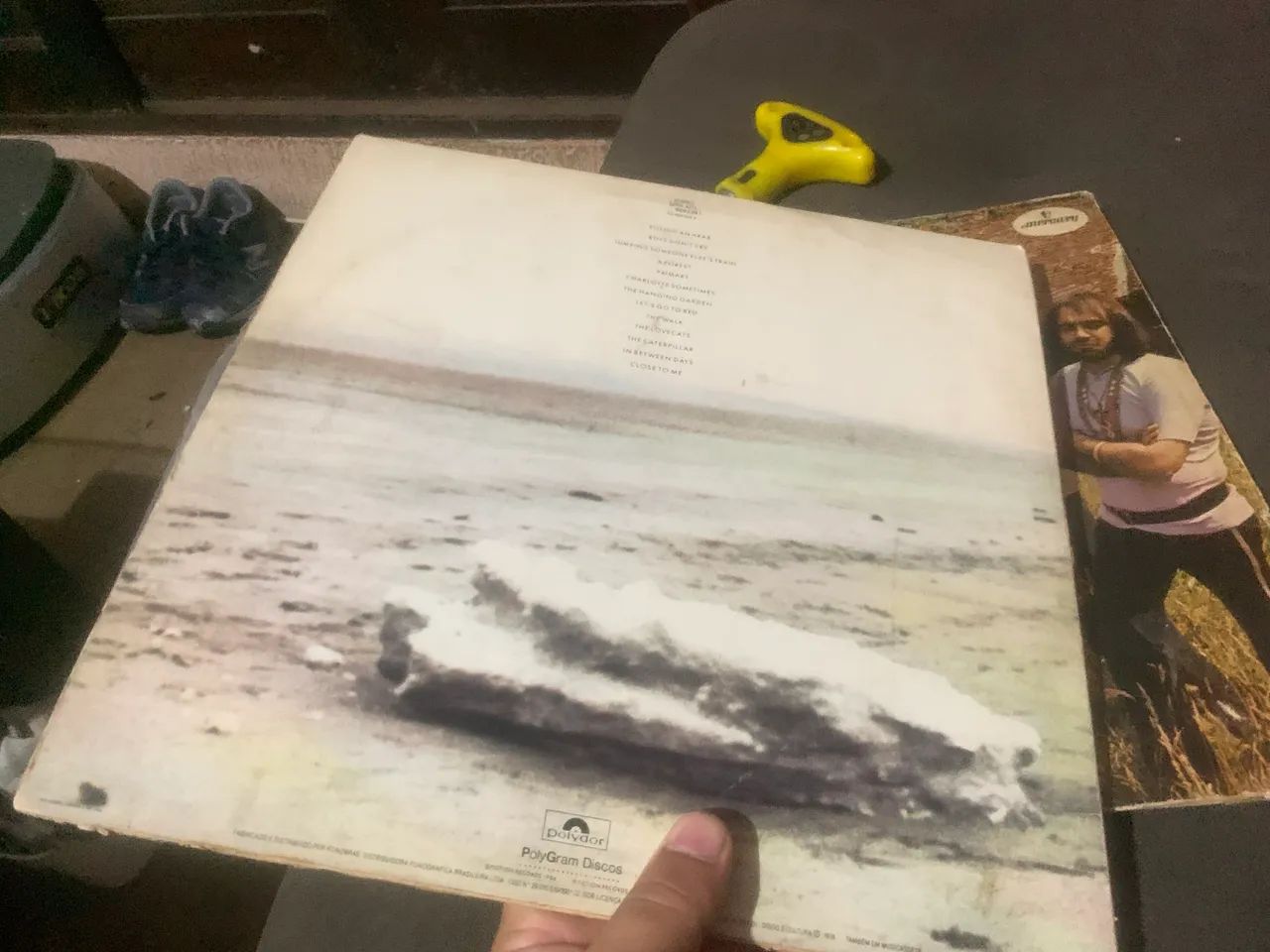 álbum de compilação de singles do The Cure, "Standing on a Beach - Foto 2