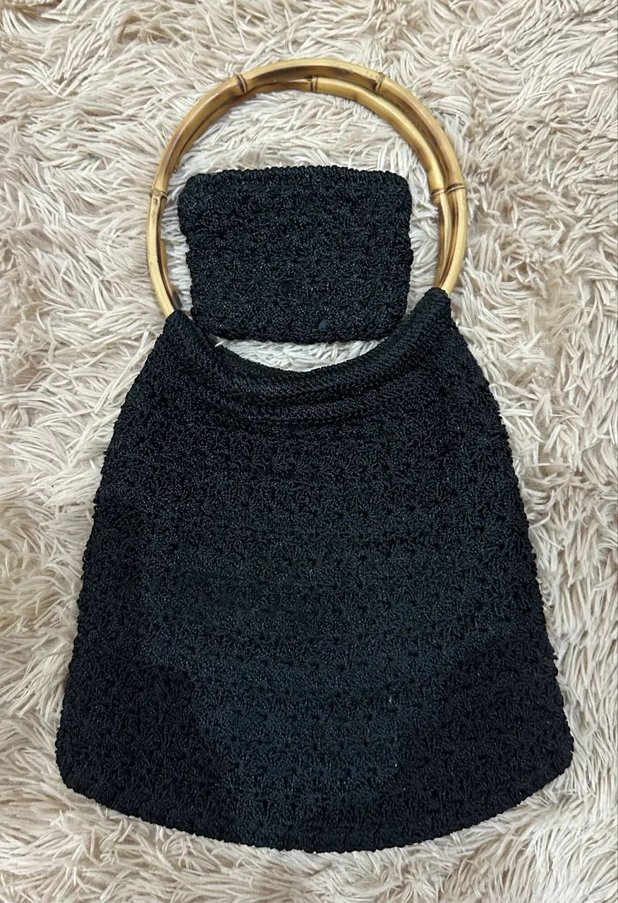bolsa de mão crochê preta alça de bambu - Foto 2