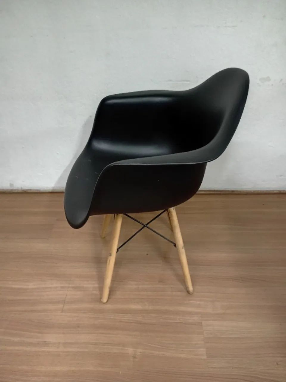 Cadeira Design Charles Eames Dkr Eiffel com Braços Preta - Foto 4