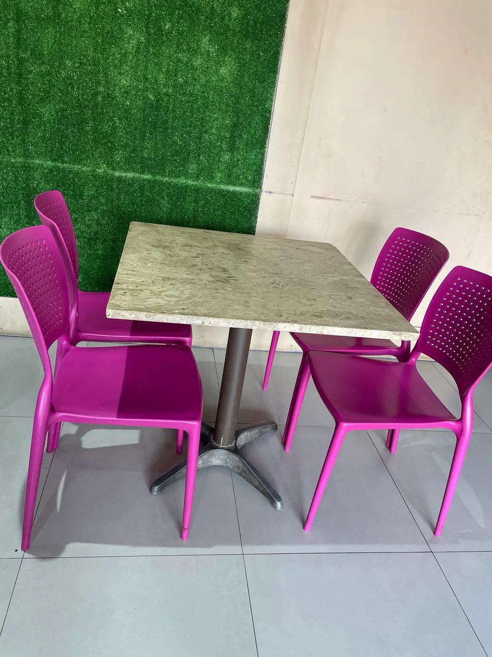 Mesa mármore com 4 cadeiras .