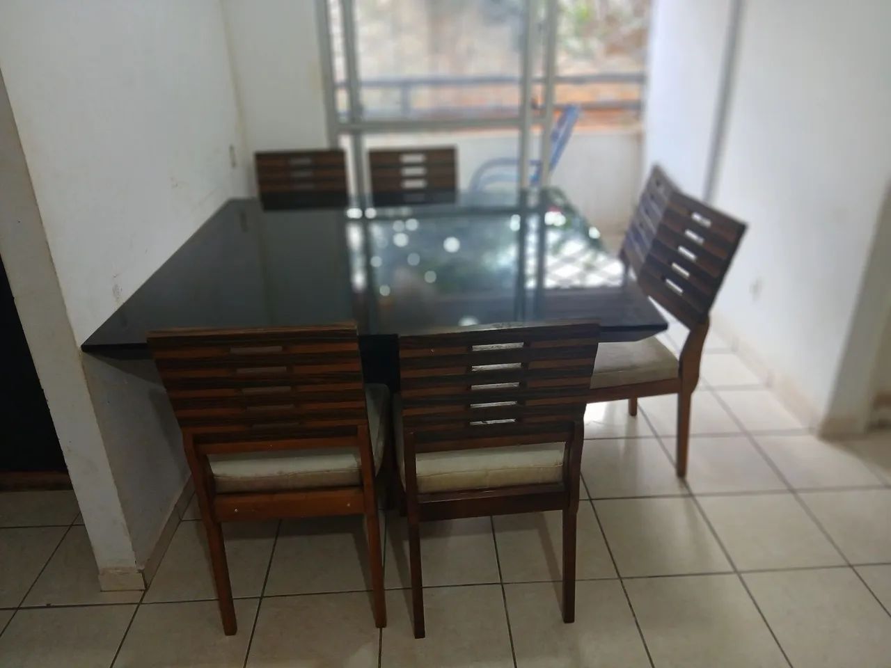 Vendo mesa com 06 cadeiras  - Foto 3