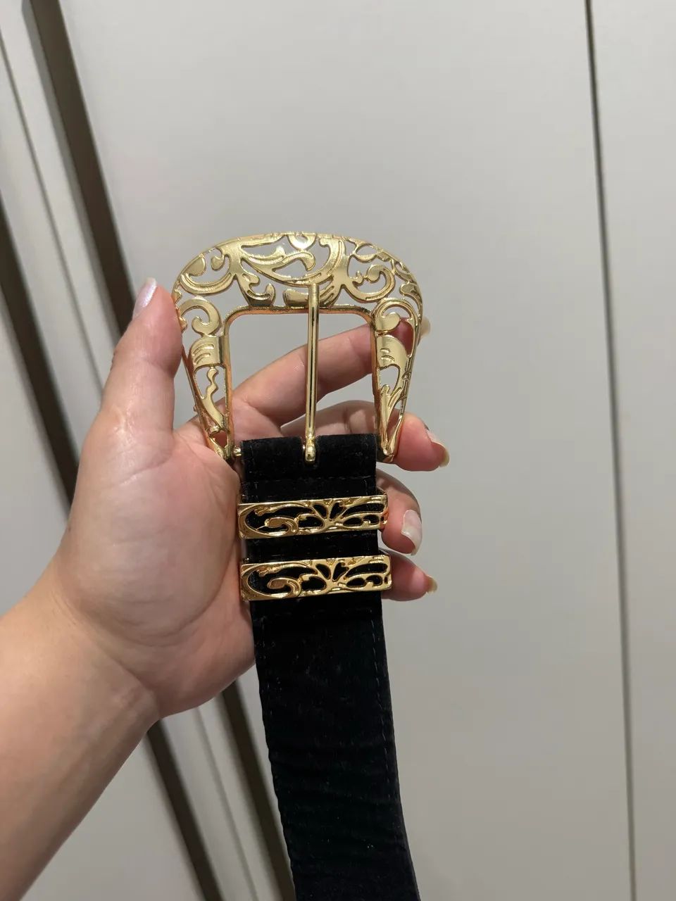 Cinto feminino preto fivela dourada 