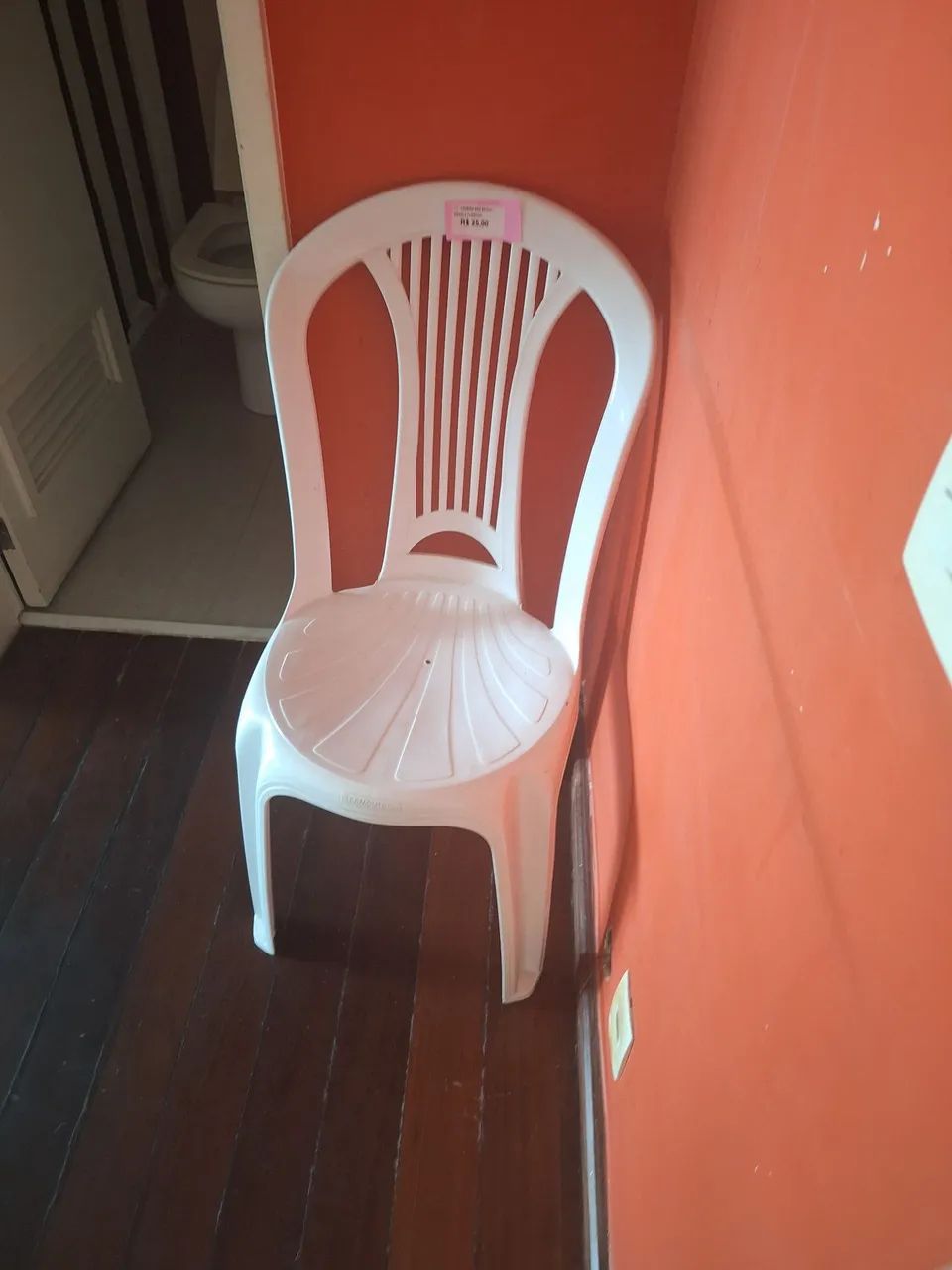 Cadeira de plástico nova