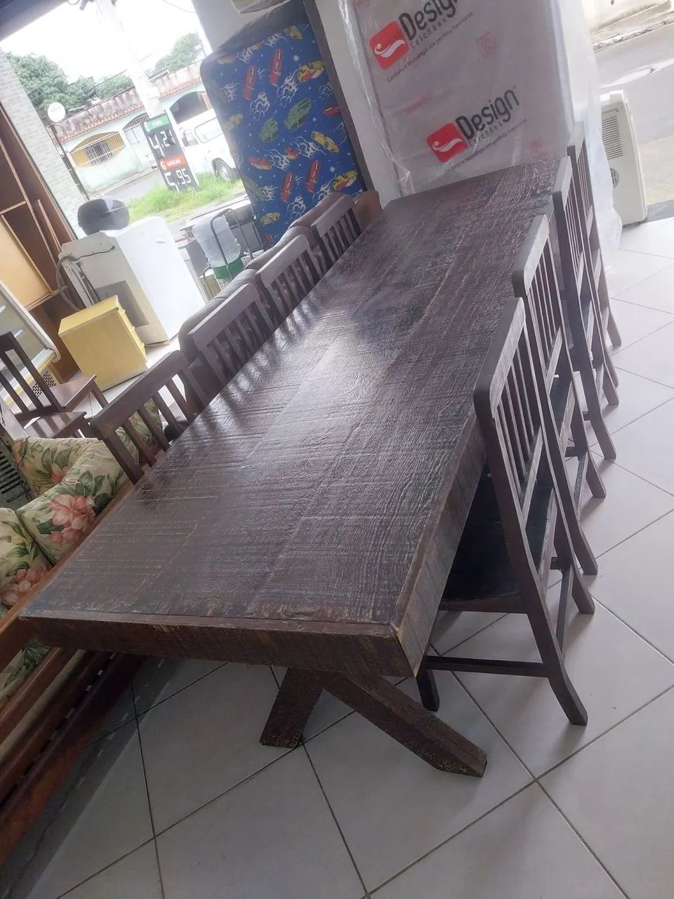 Mesa de madeira maciça com oito cadeiras.  - Foto 3