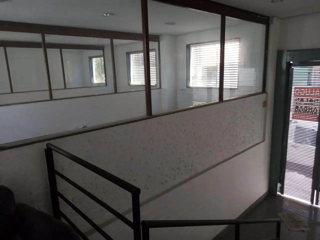 Prédio Comercial com 3 Pavimentos, Salas, Banheiros e Projeto para Galpão - Foto 2