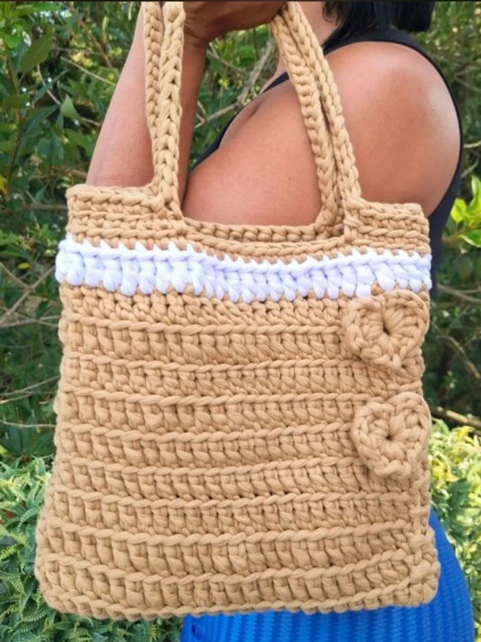 Bolsa lateral em croche, caramelo com listra branca 