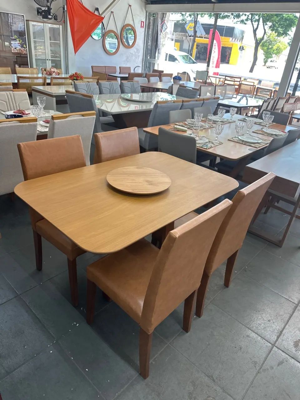 Mesa retangular de madeira quatro lugares