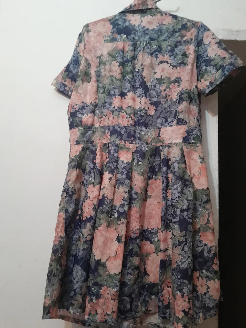 Lindo vestido azul com estampas florais M - Foto 2