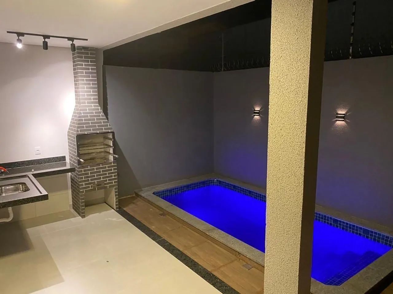 Alugo casa geminada com piscina na 208 sul