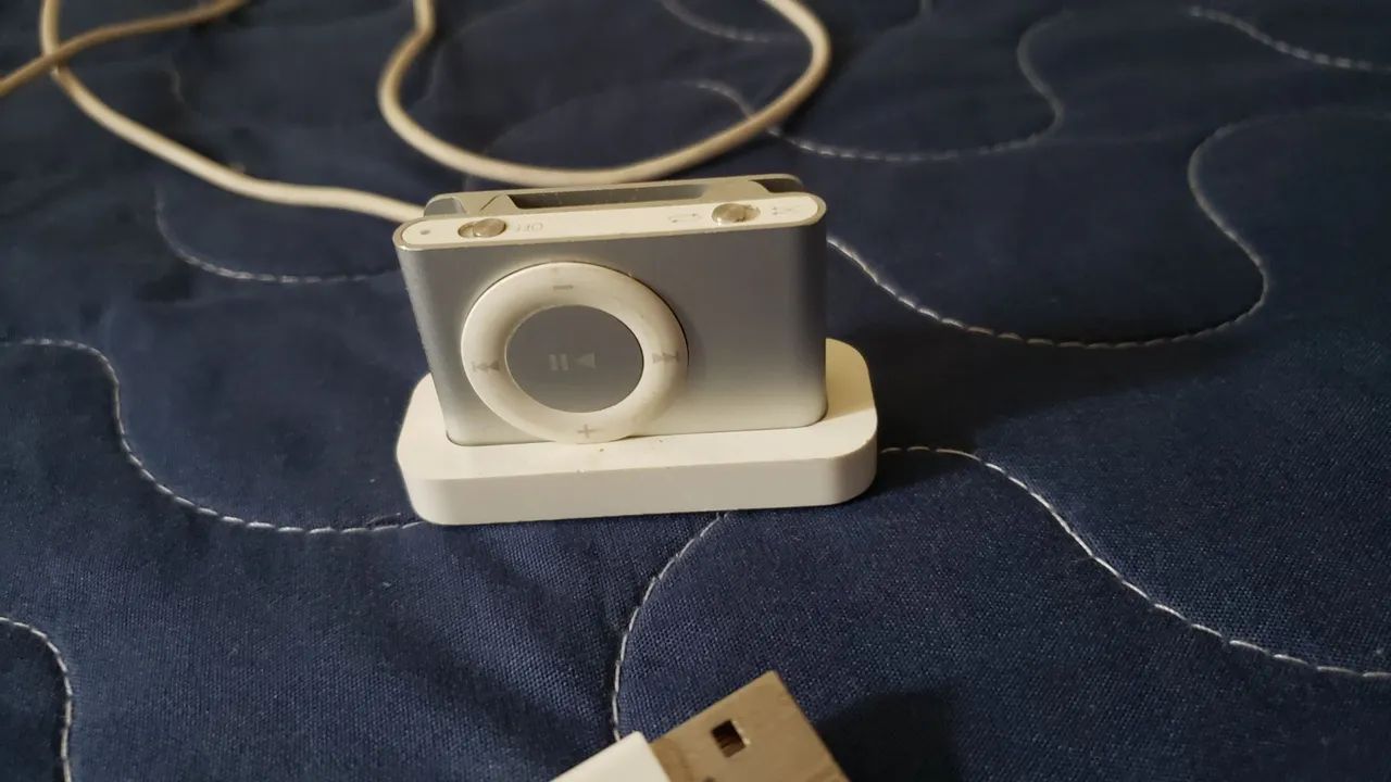 Ipod shuffle 1gb  2a geração  Pra consertar  100$