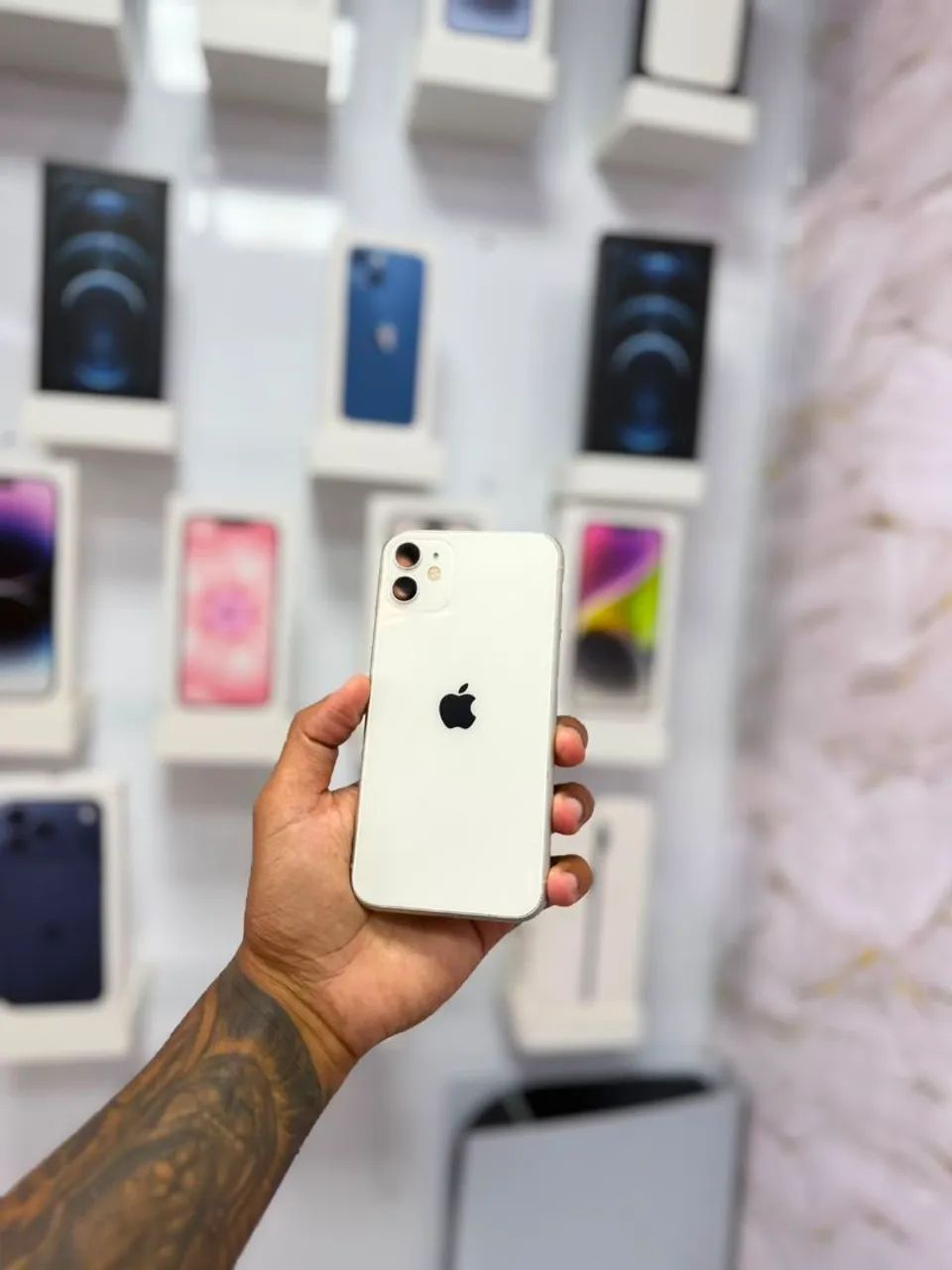 IPHONE 11 128GB<br>R$ 999<br>TELA NOVA