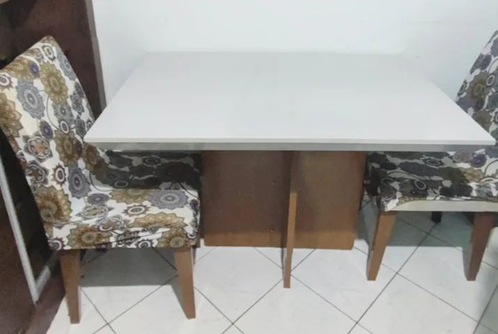 Venda Mesa Nova de Laca Nova + 4 cadeiras 