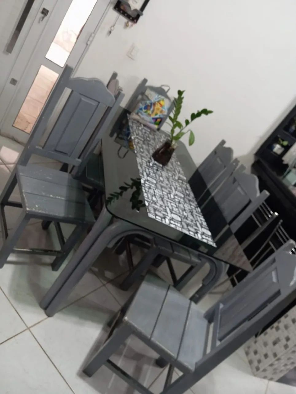 Mesa de vidro e 6 cadeiras de madeira maciça 