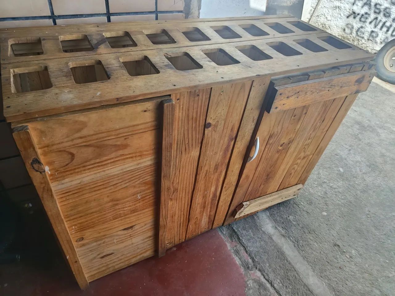 Vendo um balcão e um caixa 