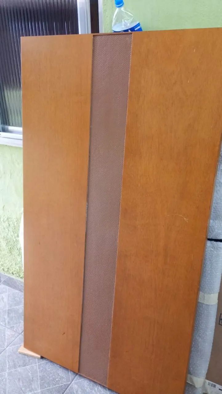 Mesa 1,60x 0.90 com 6 cadeiras porém 2 danificadas