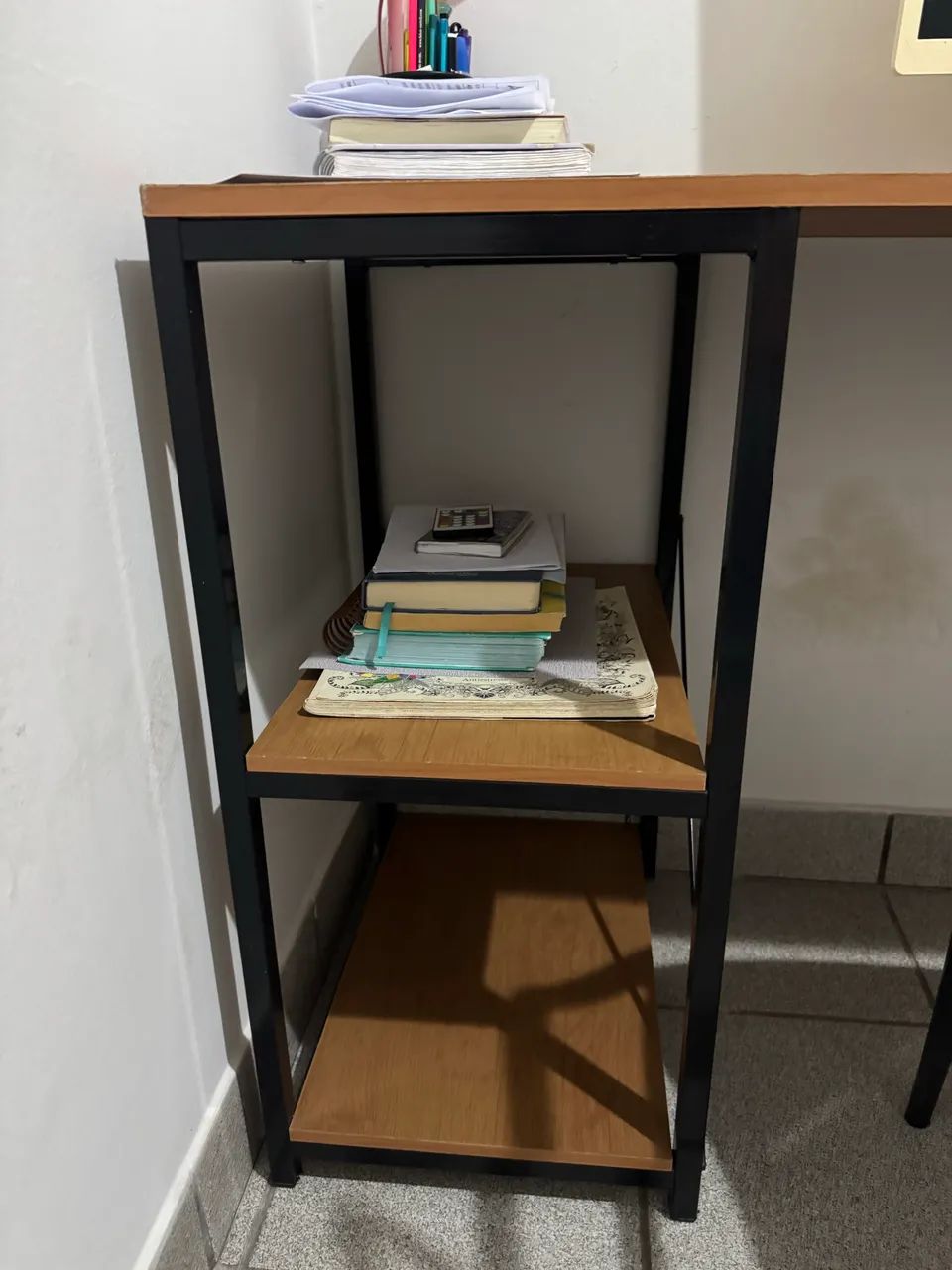 Escrivaninha com detalhe  - Foto 2