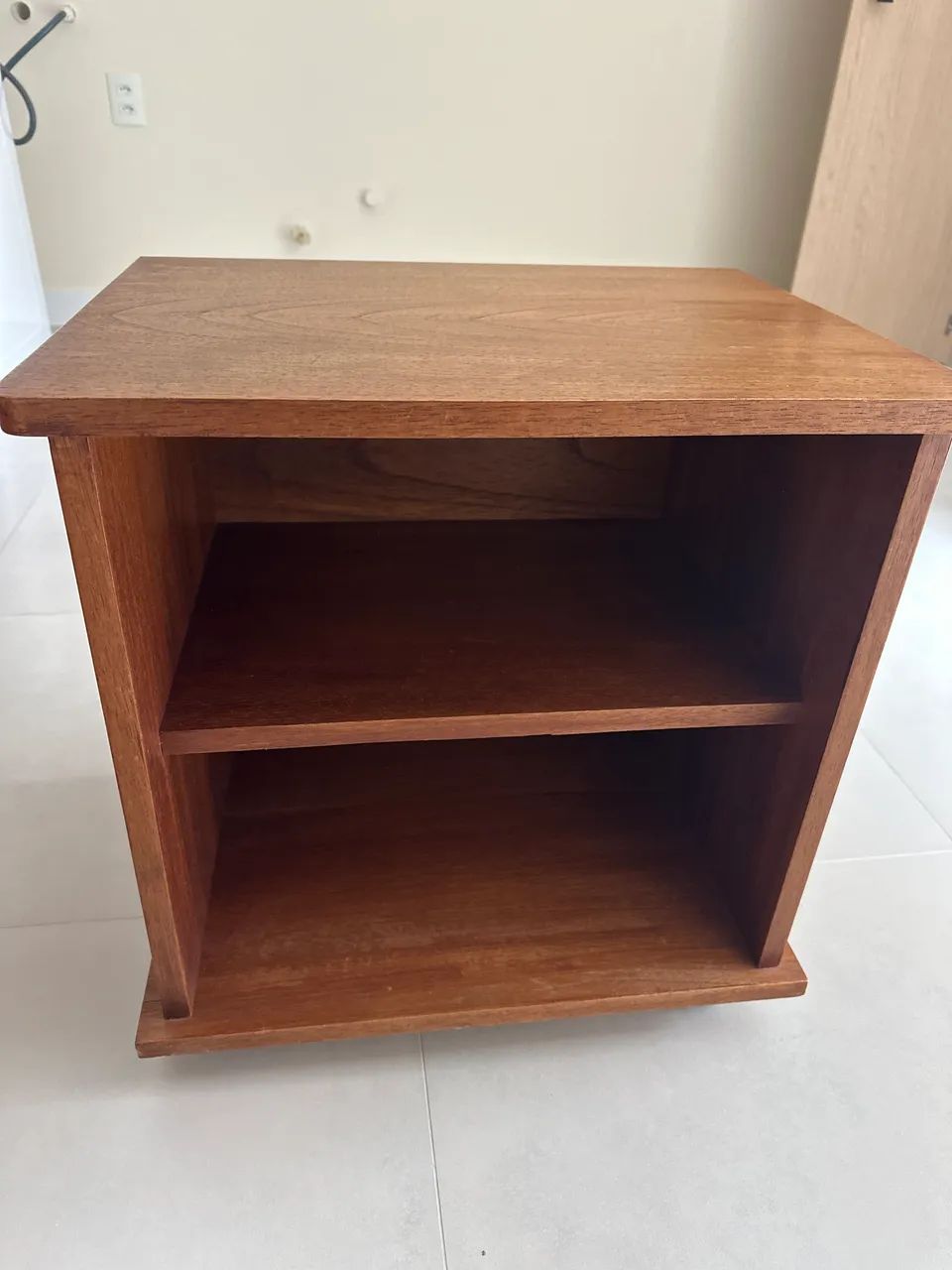 Mesa lateral com rodízio 