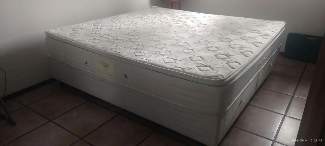 Cama King Size com Colchão de Molas Ensacadas - Bom Estado