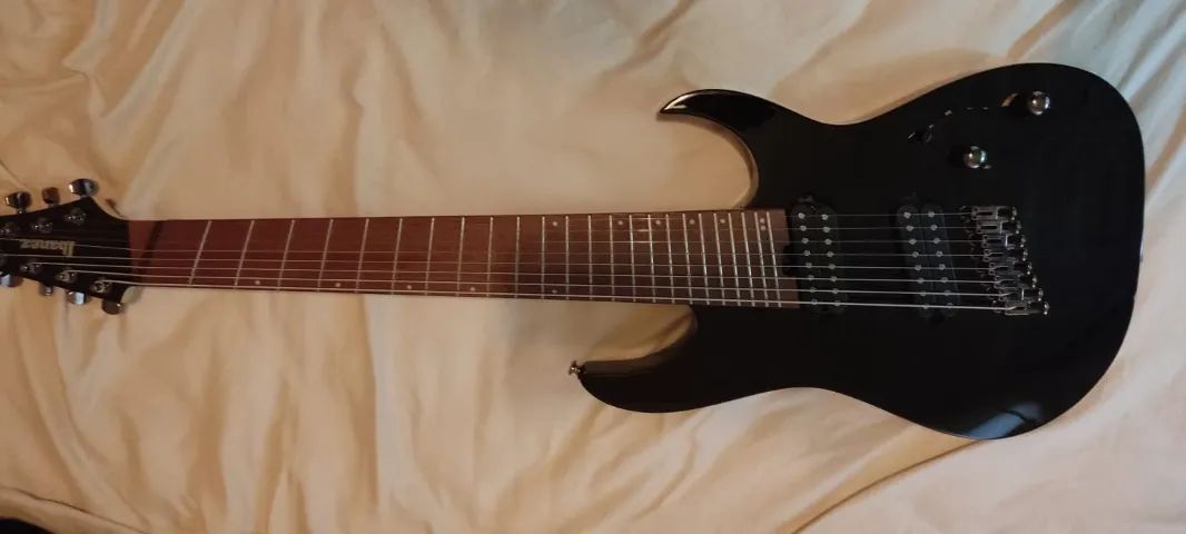 Guitarra Ibanez 8 cordas Multiscale