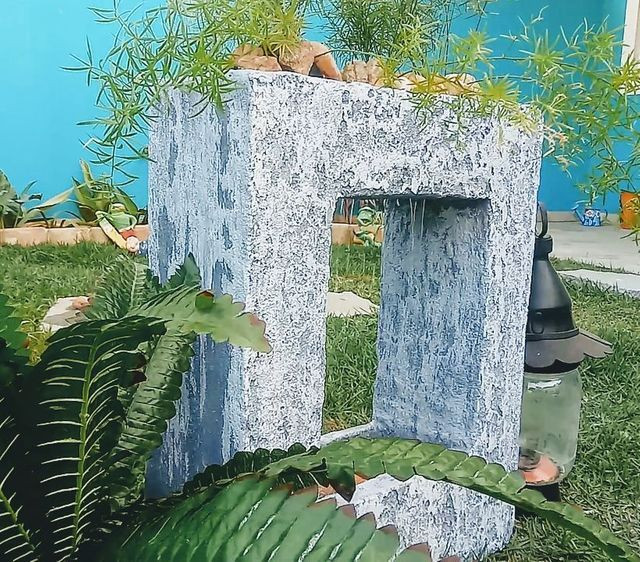 Fonte de água decorativa e vaso jardineira