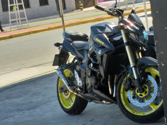 SUZUKI GSR 750 KM 38.000