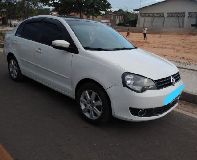 VENDO POLO SEDÃ 1.6 2013