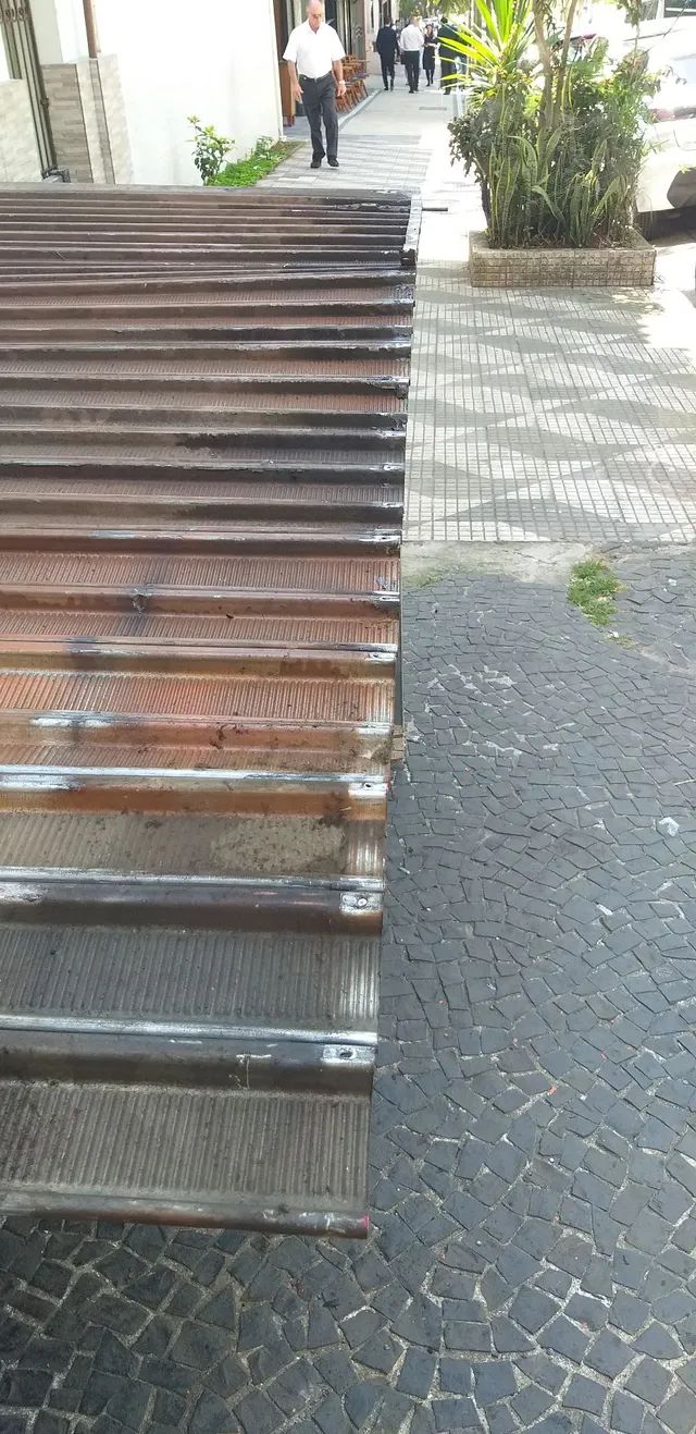 Cinta lateral da porta de aço - Mão de obra para troca - Vale e litoral norte.