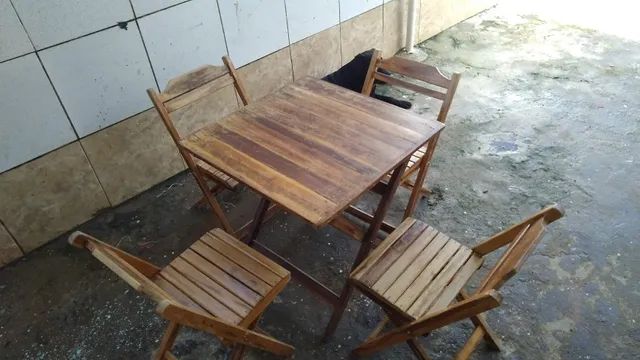 mesas e cadeiras de madeira 