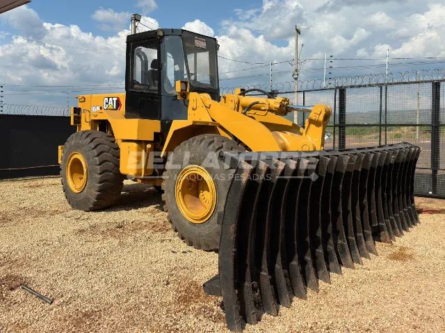 Pá Carregadeira Caterpillar 950F com Garfo Enleirador - Versatilidade e Potência para Suas