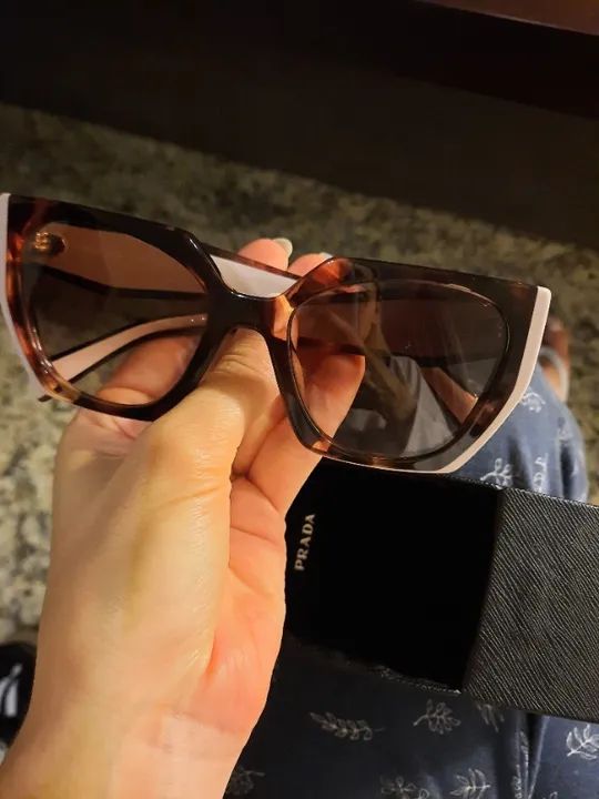Óculos Prada com logotipo e lentes marrons