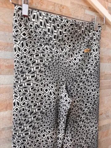 calça flare estampada, tamanho P. - Foto 2