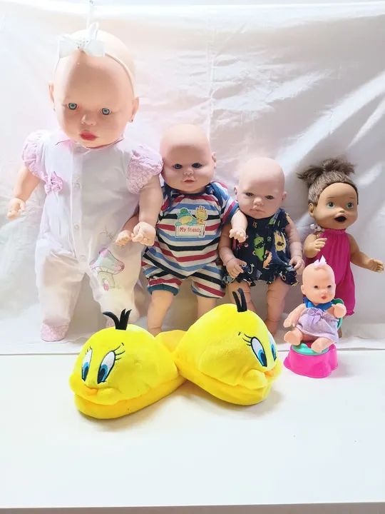 Lotinho com 5 bonecas e uma pantufa número 27