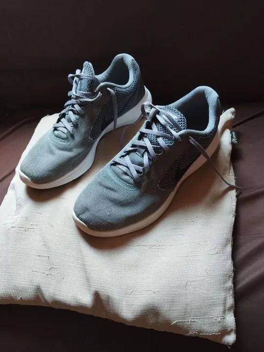 Tênis Nike Revolution 3 cinza Tam 40 26,5cm em bom estado sem rasgos