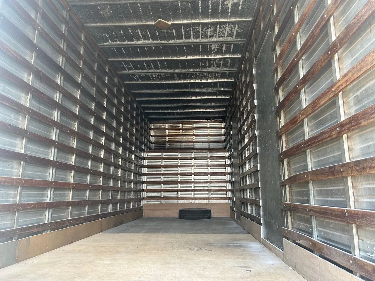 Mercedes 710 baú único dono - Foto 12