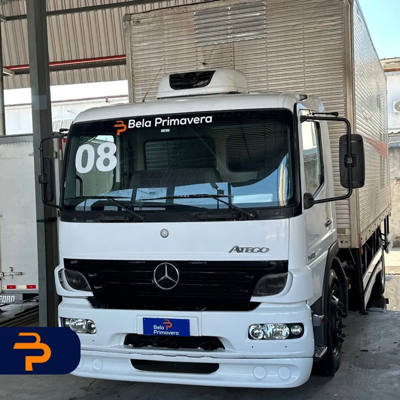 Caminhão Mercedes Bens 1418 baú.