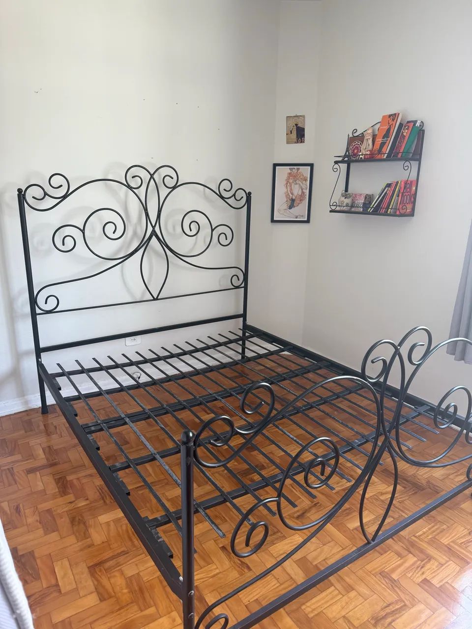 CAMA QUEEN DE FERRO EM ÓTIMO ESTADO