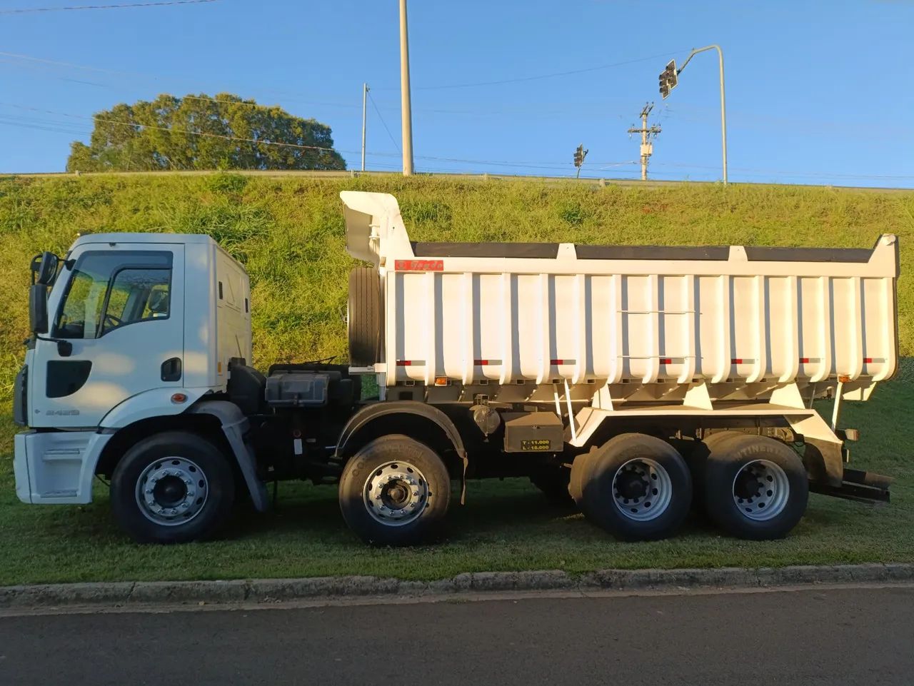 Ford cargo 2429 bitruck ano 2013 basculante completo - Foto 2