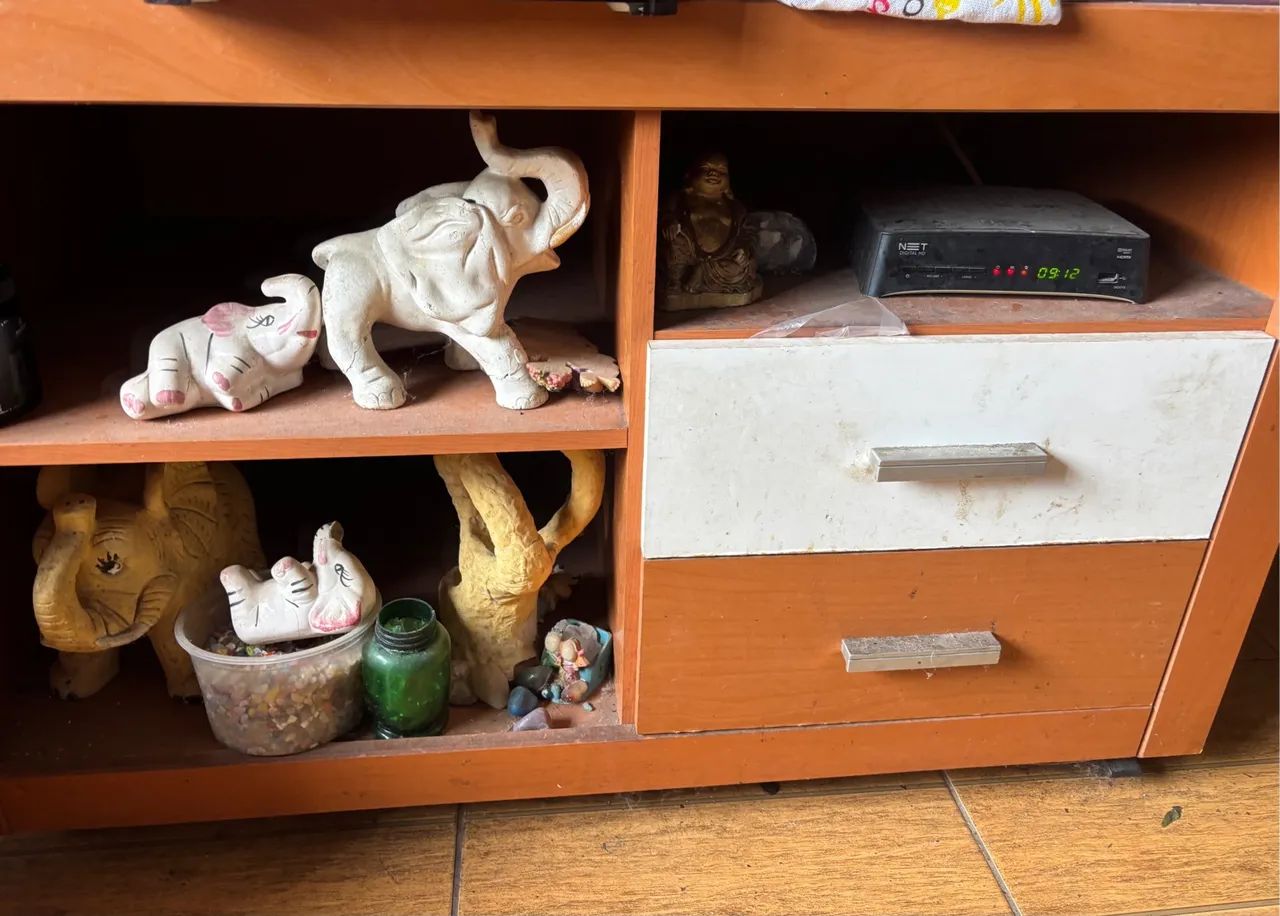 Armário de madeira com gavetas e prateleiras - Foto 2